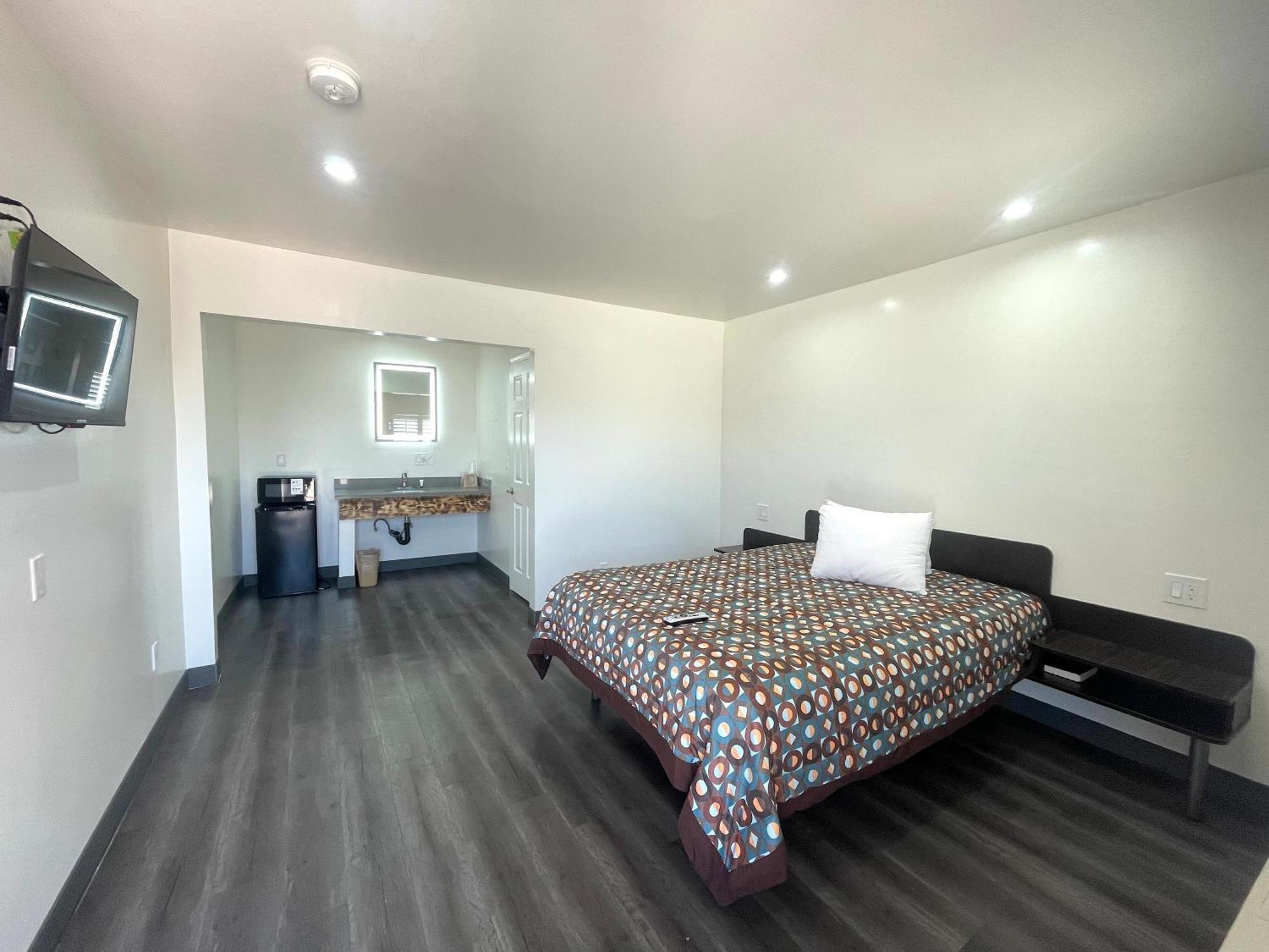 Newport Bay Motel 2*