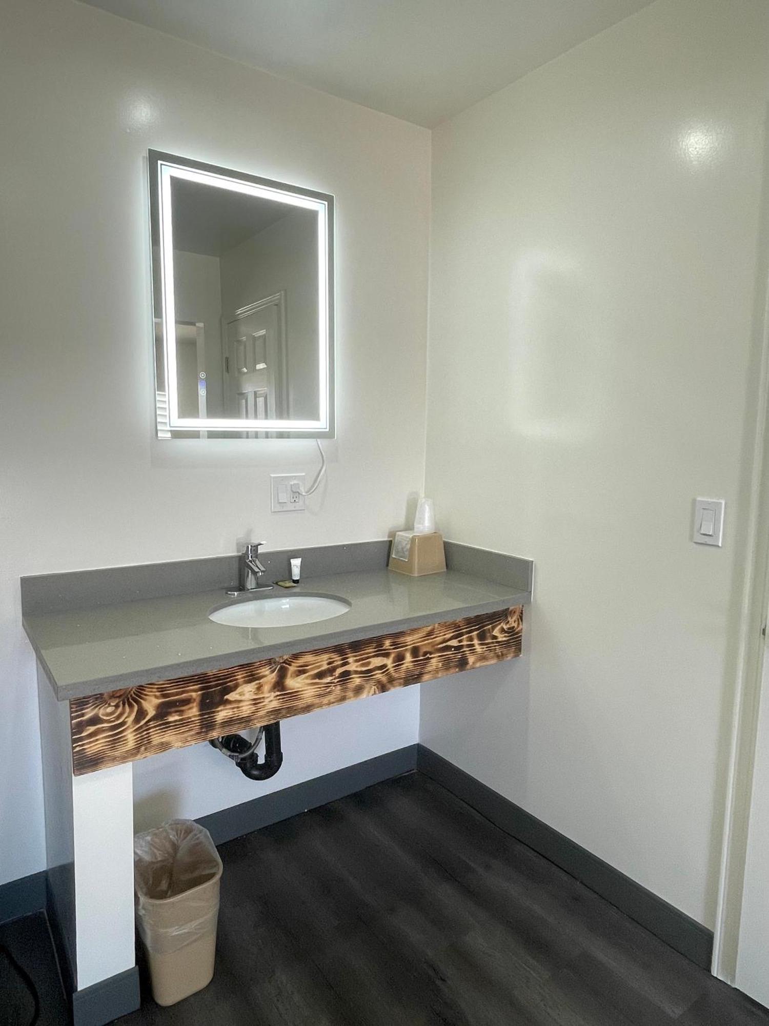 Motel Newport Bay 2*
