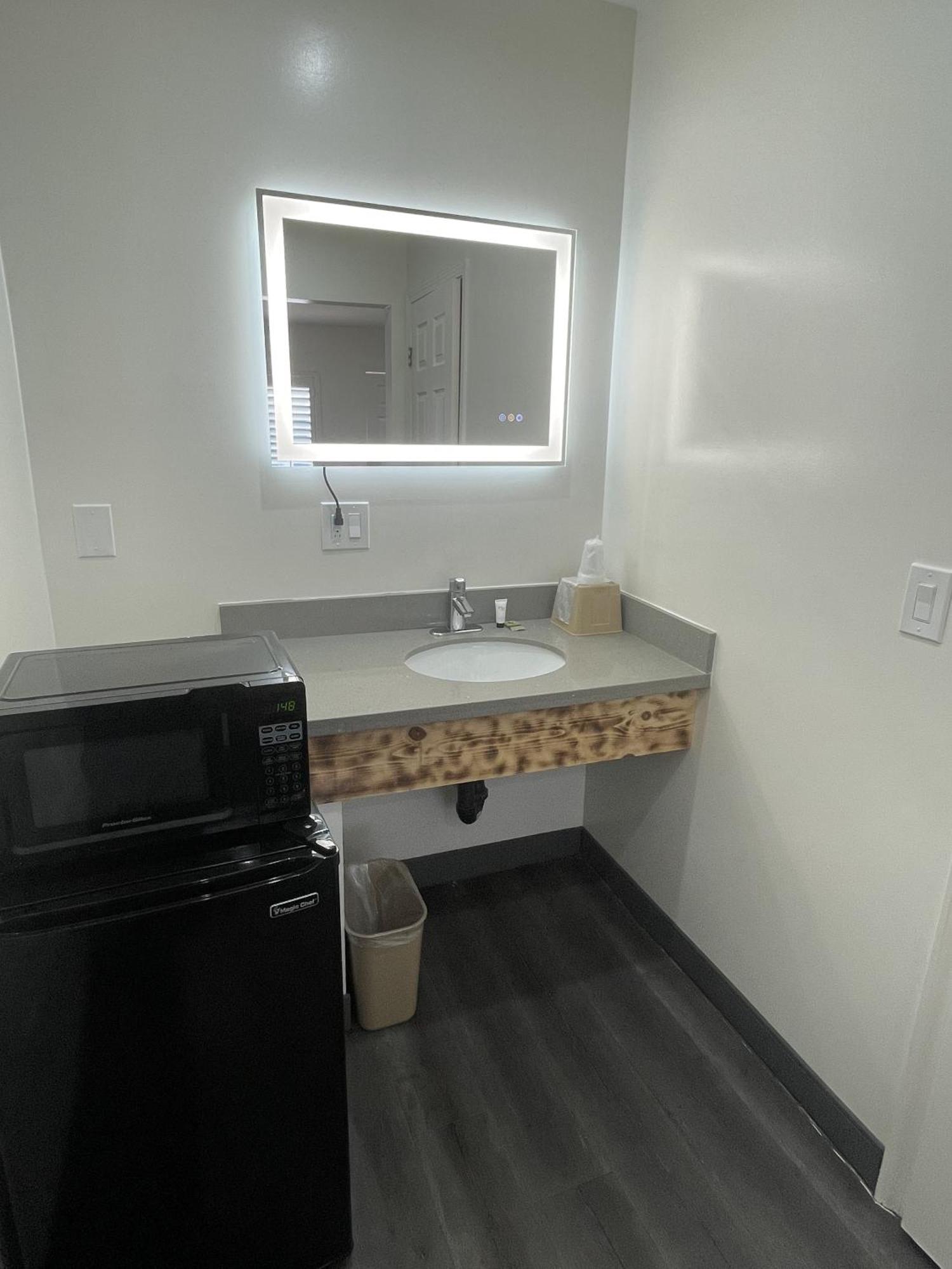 Newport Bay Motel 2*